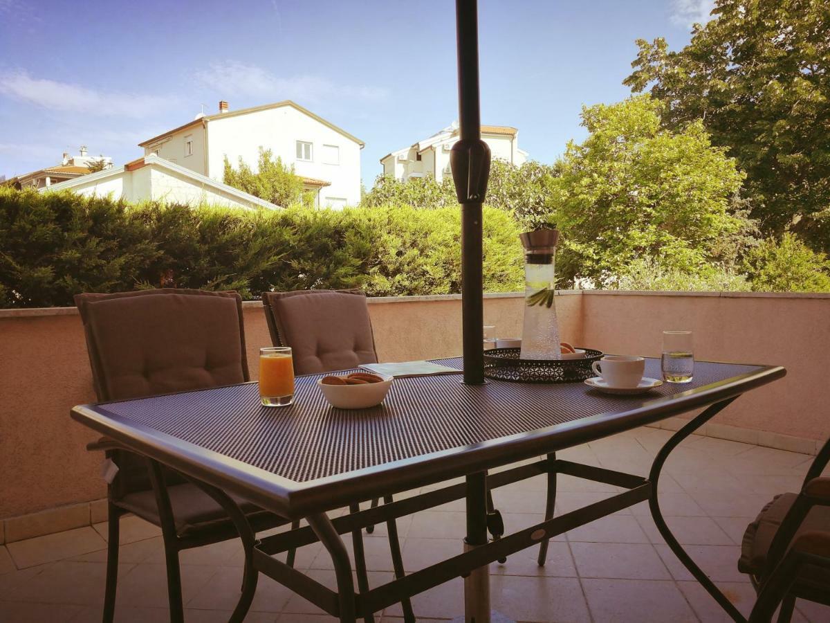 Apartment Tina By The Beach Pjescana Uvala Exterior foto